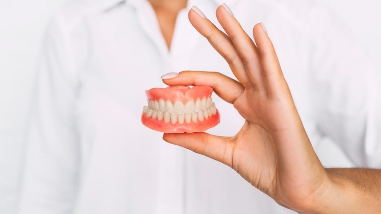 Entretien et ajustement d'une prothèse amovible