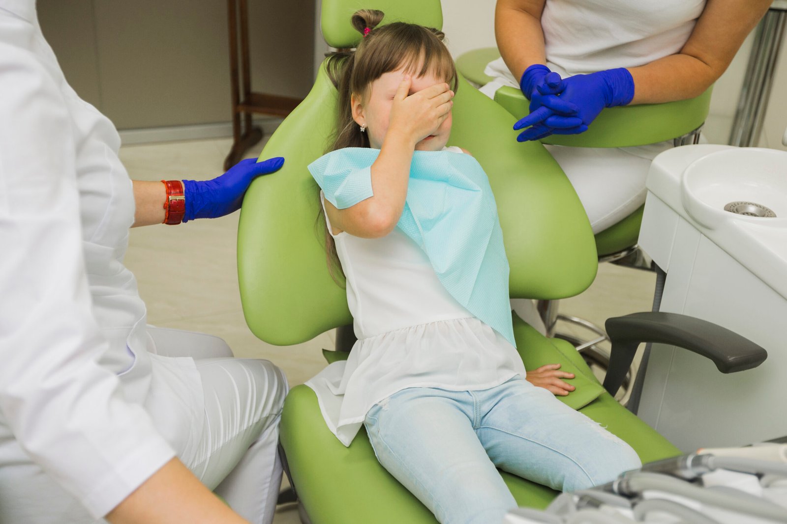 Patiente inquiète chez le dentiste à Tanger