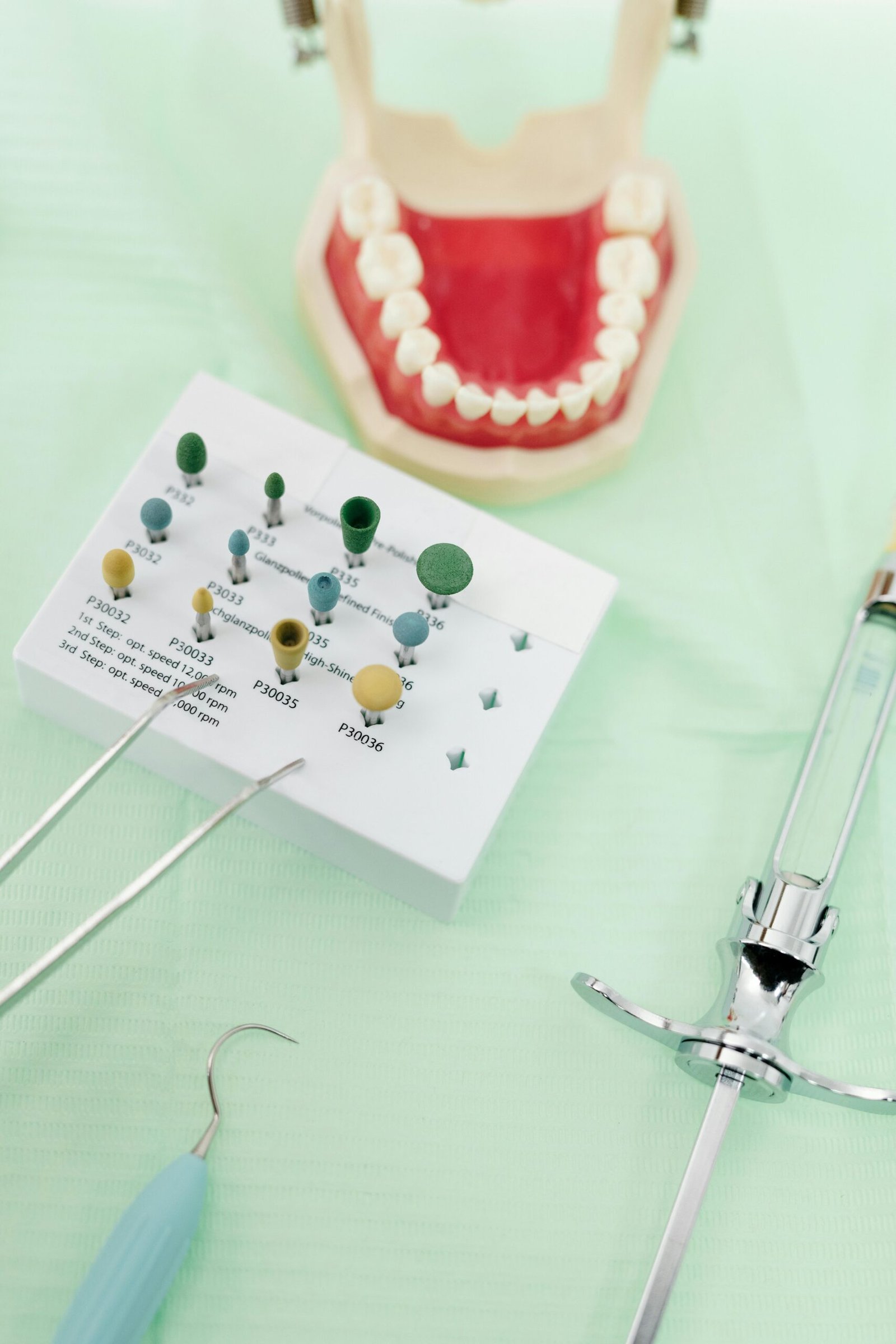 Dentiste à Tanger travaillant sur une facette composite